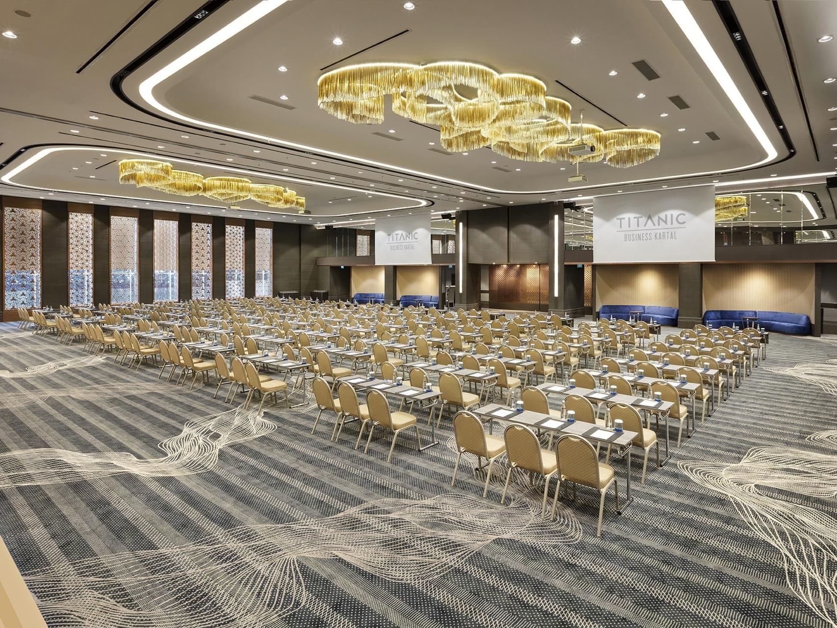 Titanic Business Kartal’daki Karina salonunda, masa ve sandalyelerle düzenlenmiş tiyatro tipi etkinlik alanı