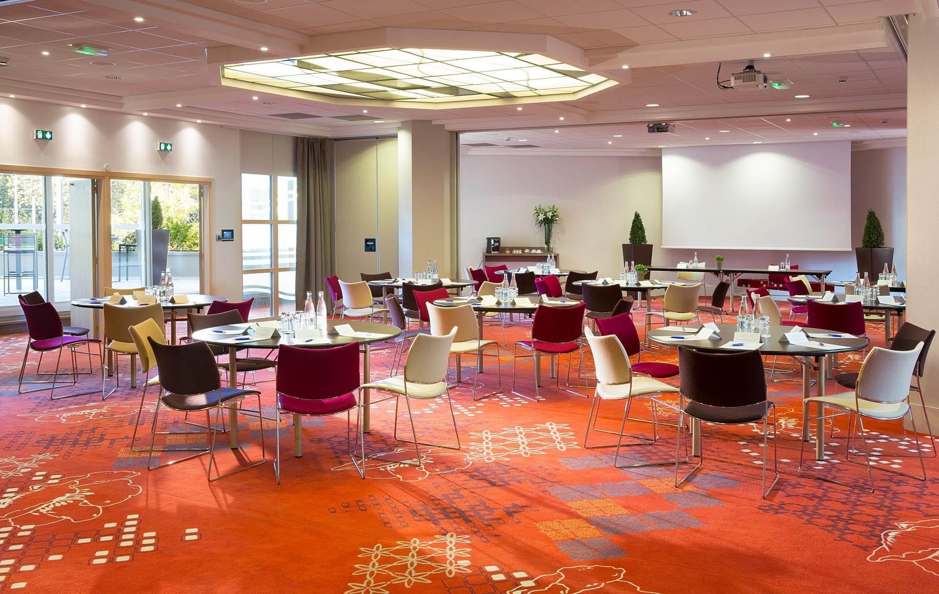 Tables de banquet et écran dans une salle à l'Oceania Clermont-Ferrand