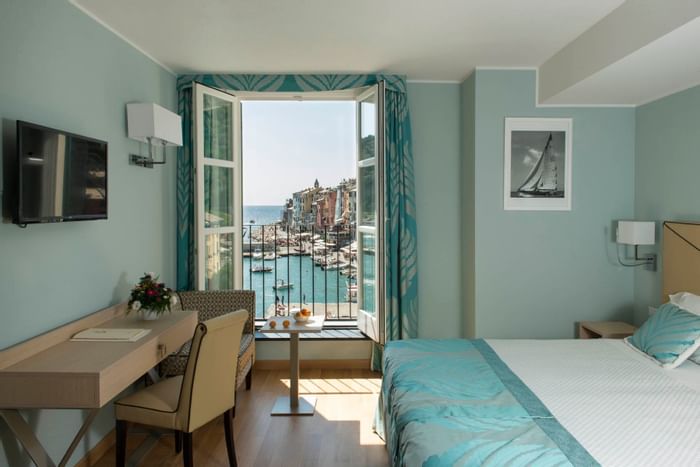 Bedroom with a nice view-Hotel Portovenere   