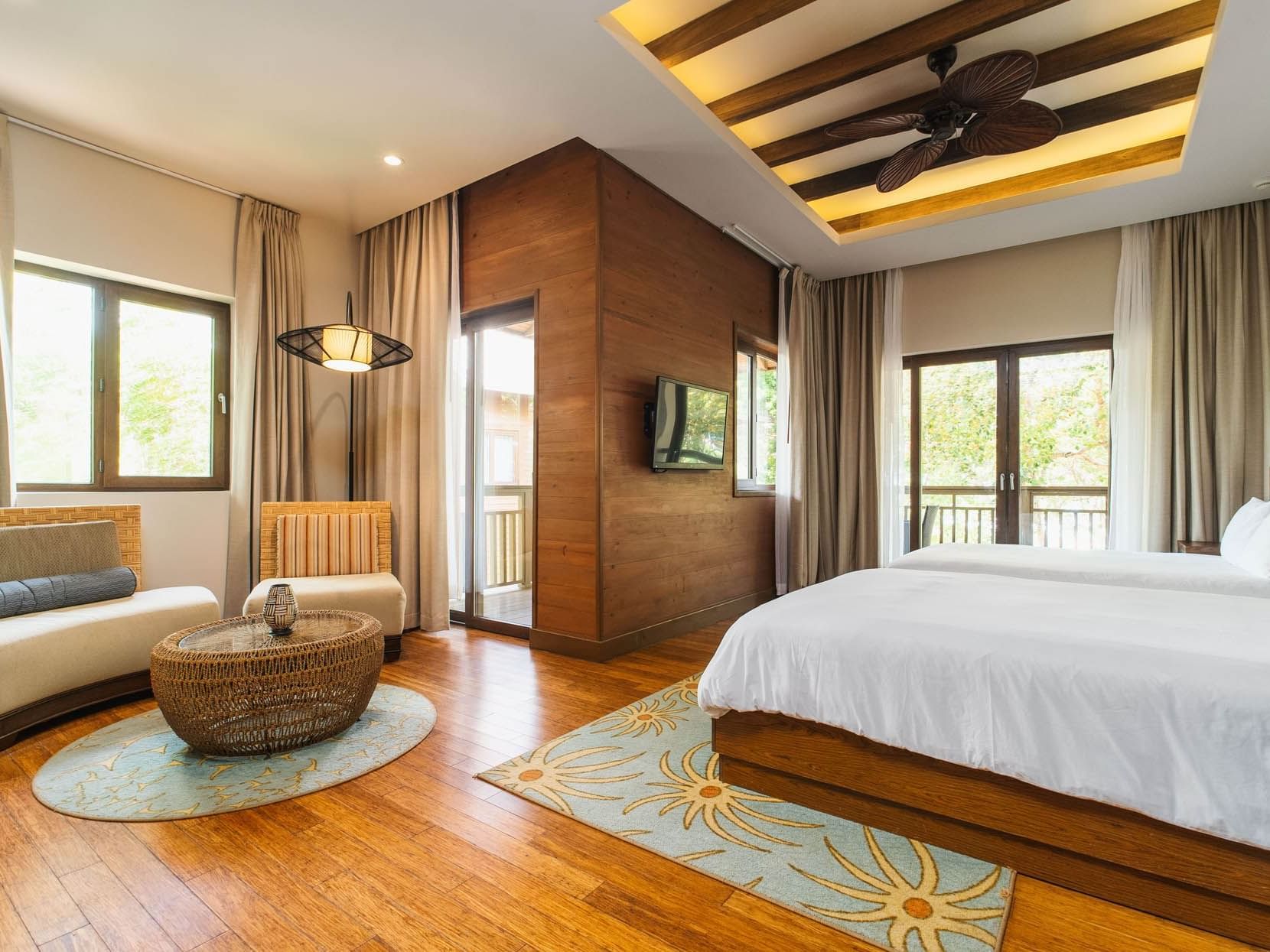 Interior de la Junior Suite con 2 camas Queen y vista a la naturaleza en Indura Resort