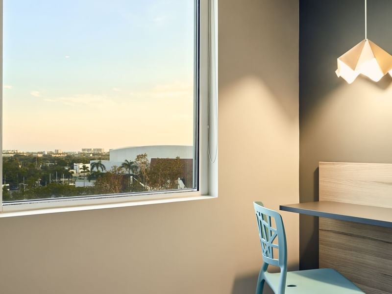 Área de trabajo con sillón junto a la ventana en One Hotels