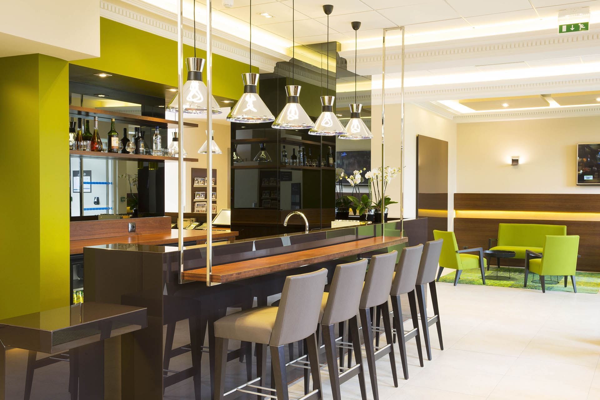 Espace salle à manger et salon dans un restaurant à l'Escale Oceania Orléans