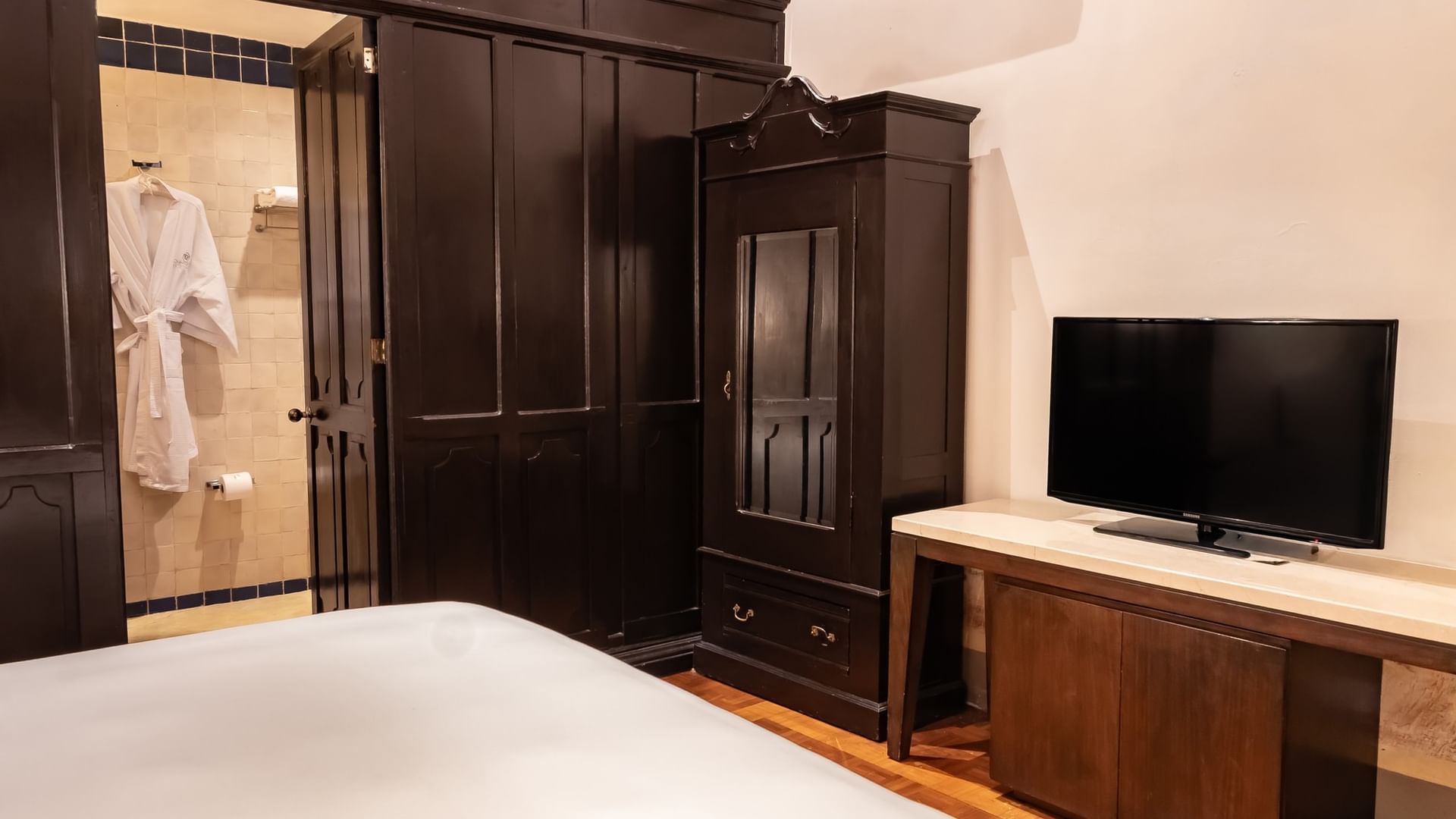 Elegant King Novicia room with a large bed, modern furniture, and a flat-screen TV at Quinta Real Puebla