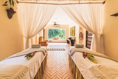 Dos camas de masaje en la sala de spa del Hotel Los Mandarinos