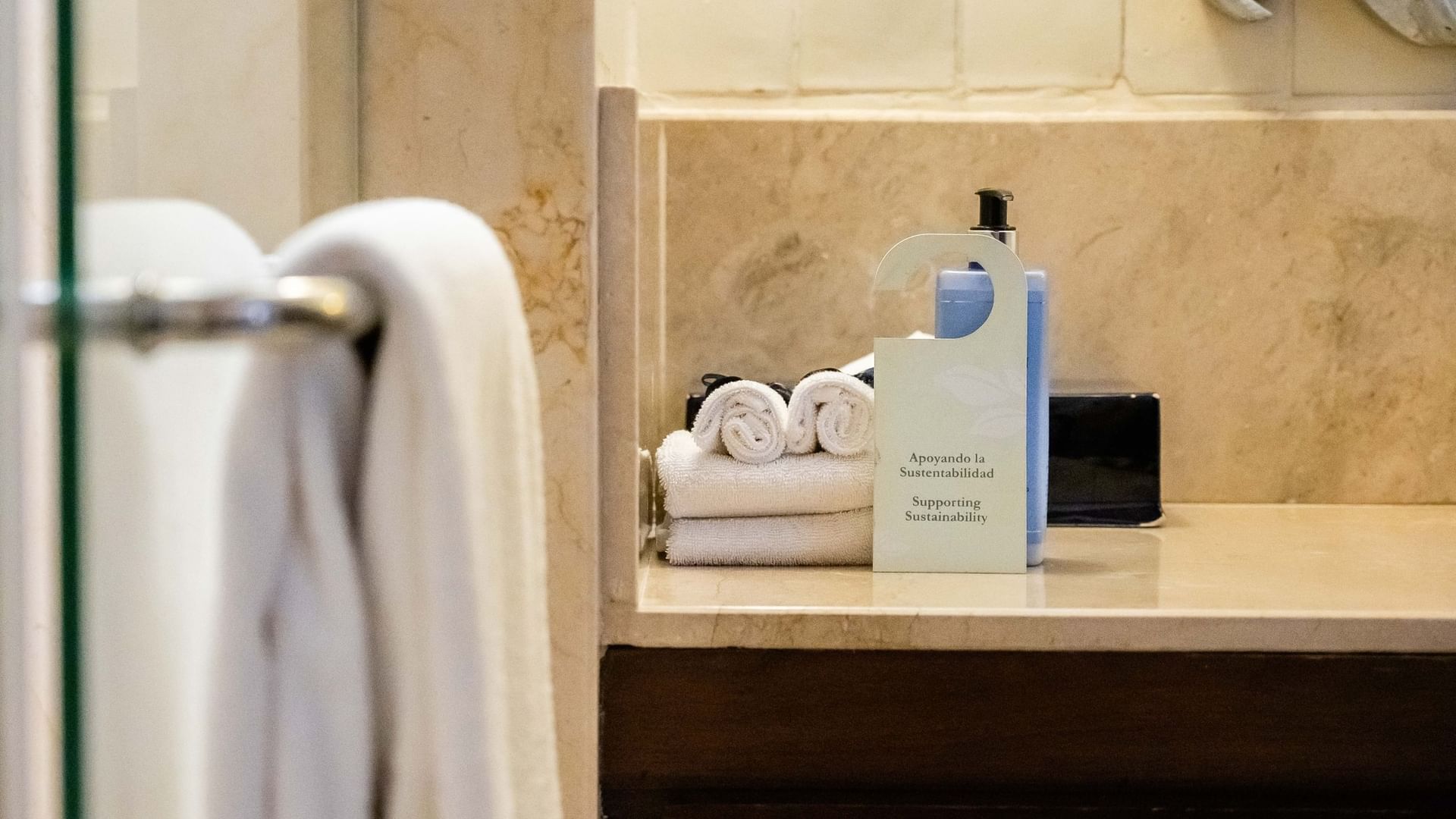 Toallas y productos de baño en la habitación Superior 2 Camas Dobles de Quinta Real Puebla en Heroica Puebla de Zaragoza