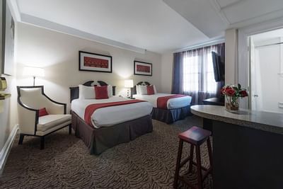 Twin beds in a guest room at Artmore Hotel