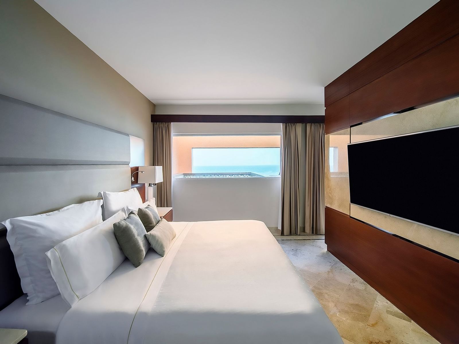 King bed, TV & Lamps in Presidential Suite at GFA Veracruz
