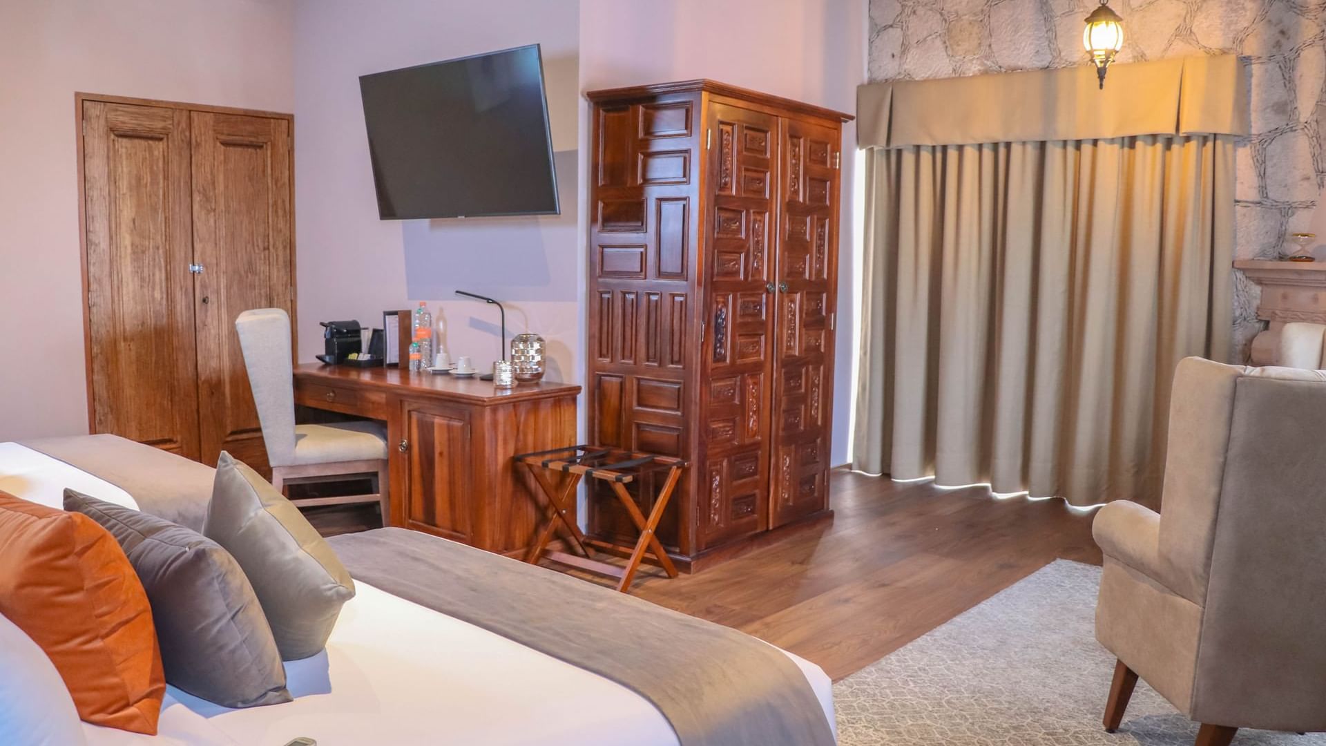 Interior of Deluxe Doble Room at Gamma Morelia Vista Bella