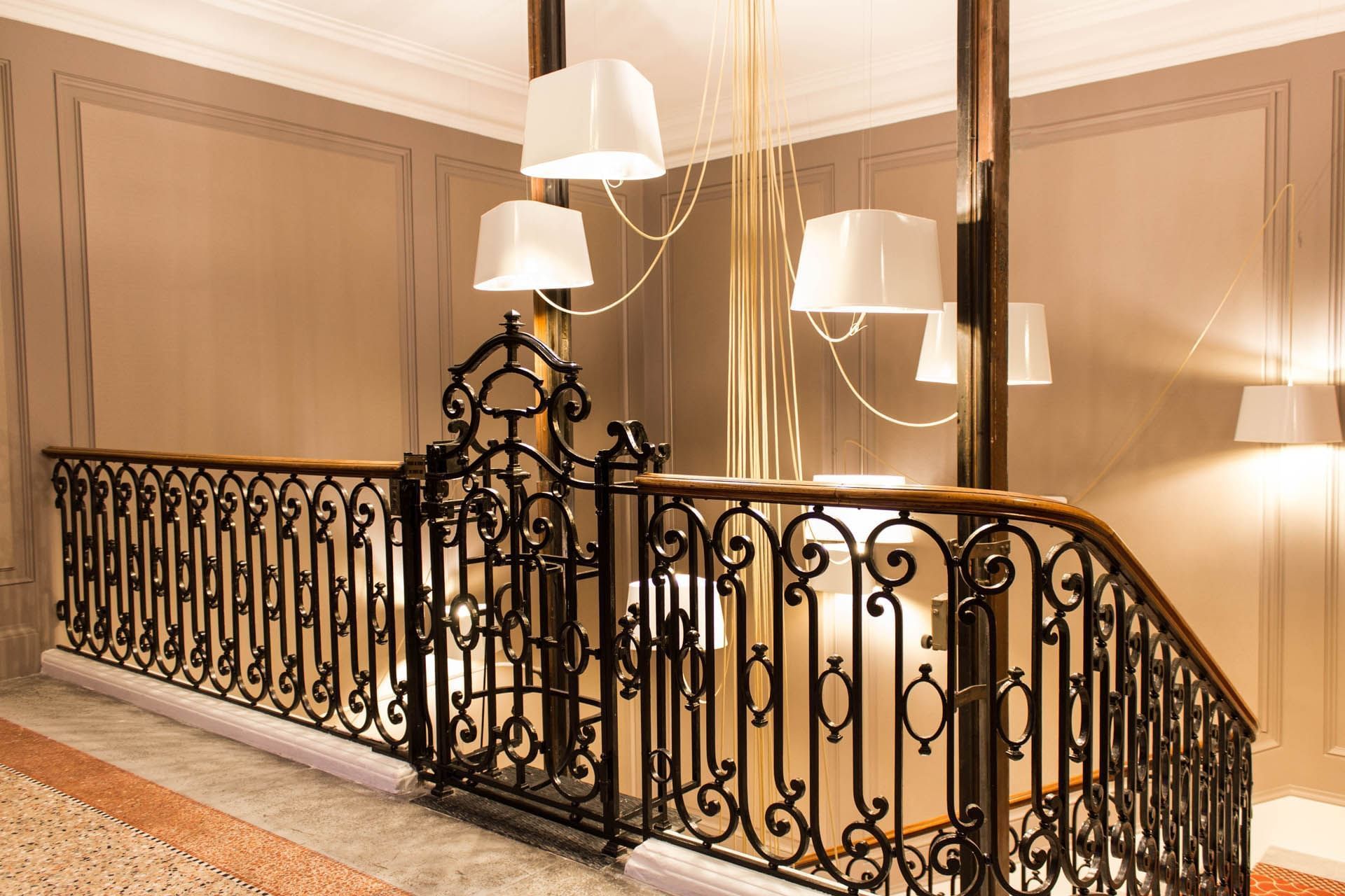 Rampe d'escalier, lampe suspendue, Oceania Le Métropole Montpellier