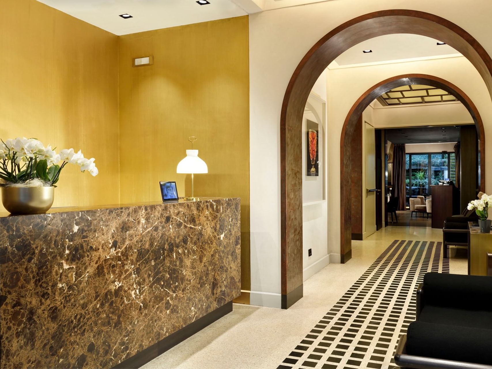 Hallway with illuminated reception area with interior & decor at Margutta 19