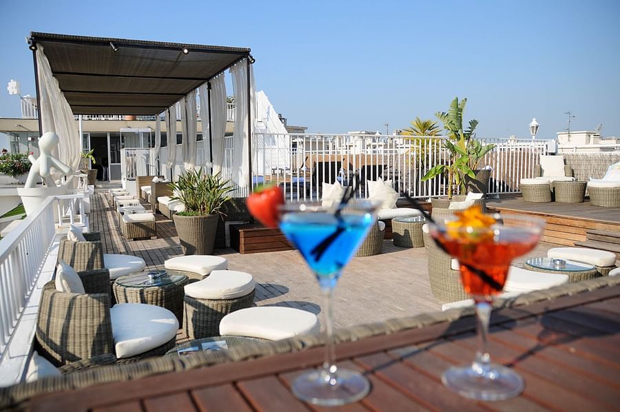 Cocktails servis dans l'espace de restauration en plein air du Splendid Hotel & Spa Nice