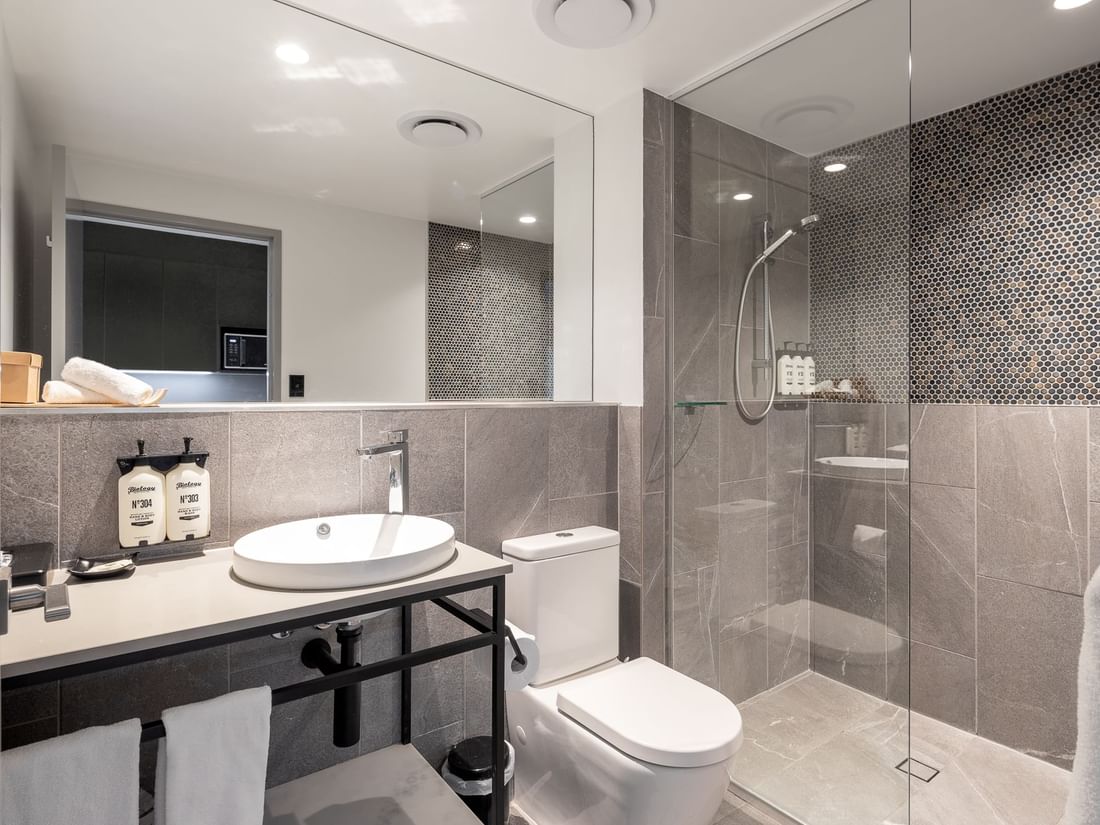 oceanfront room bathroom