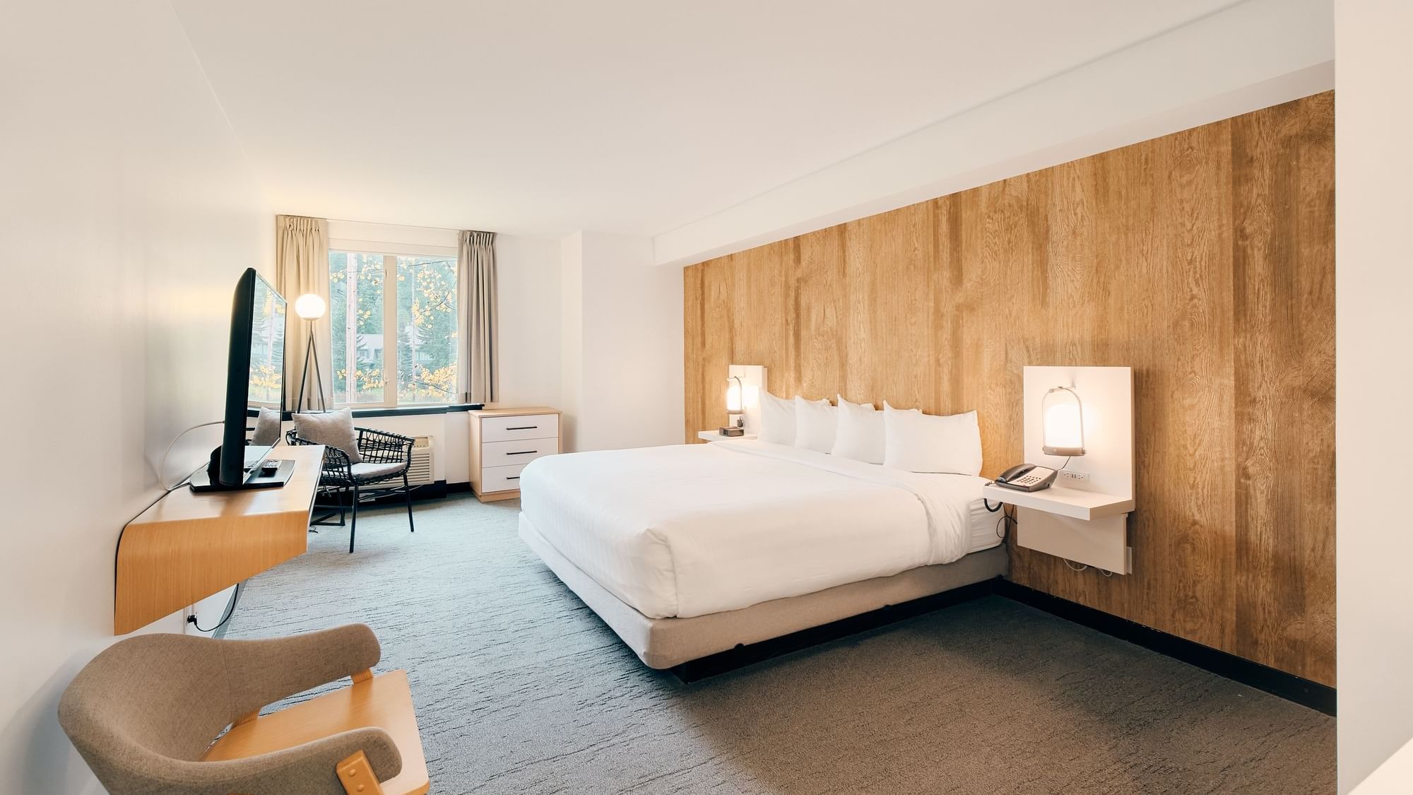 https://image-tc.galaxy.tf/wijpeg-16q2rnh0nrcjsv01ulrryfa9q/deluxe-king-room-aava-whistler-hotel-01_wide.jpg?crop=0%2C104%2C2000%2C1125