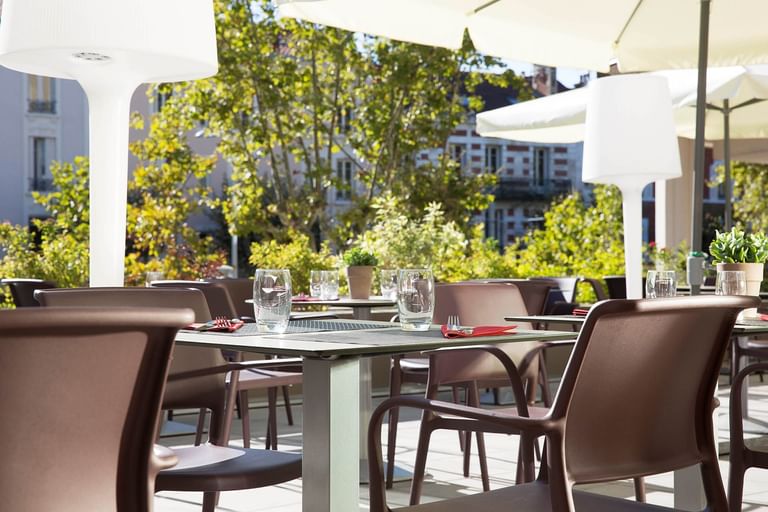 Dining tables arranged outdoors at Oceania Clermont Ferrand