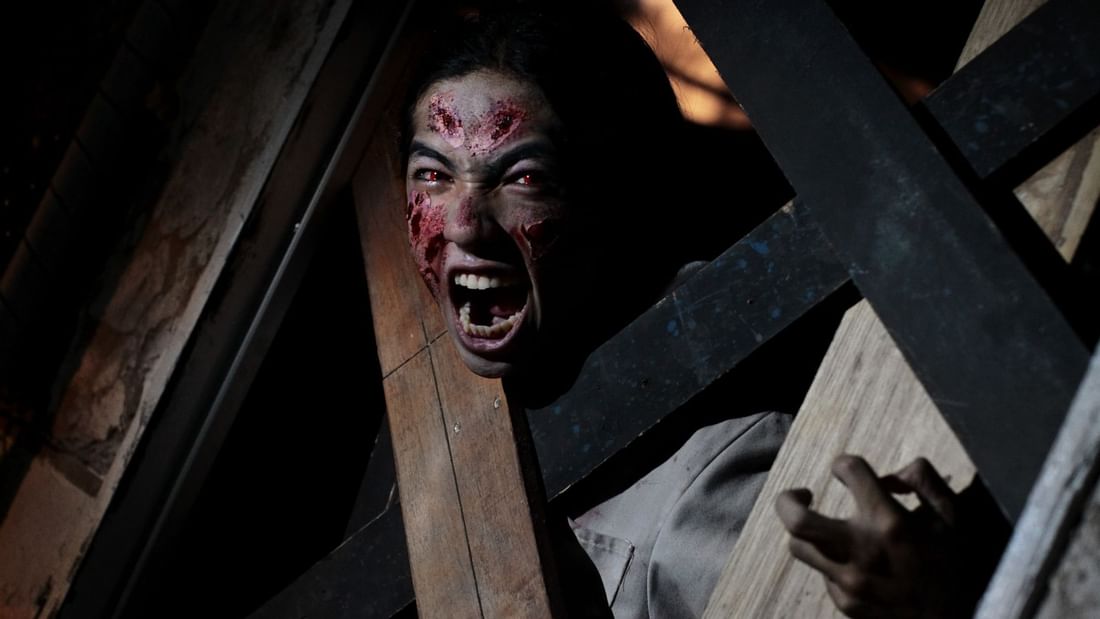 A scary performer in the Scream Park near Sunway Resort