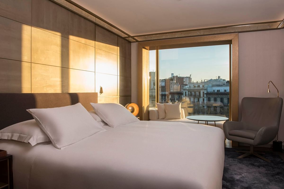 Schlafzimmer zweier Räume und Suiten im Almanac Barcelona