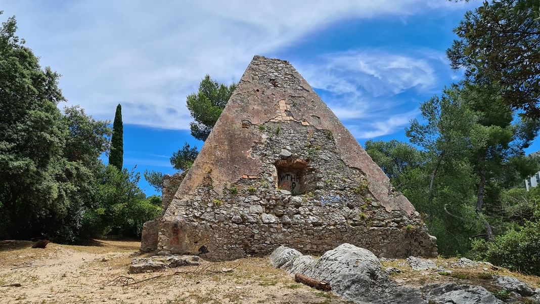 Ruines anciennes nichées dans la Pyramide du Roy d'Espagne près des Hôtels Oceania