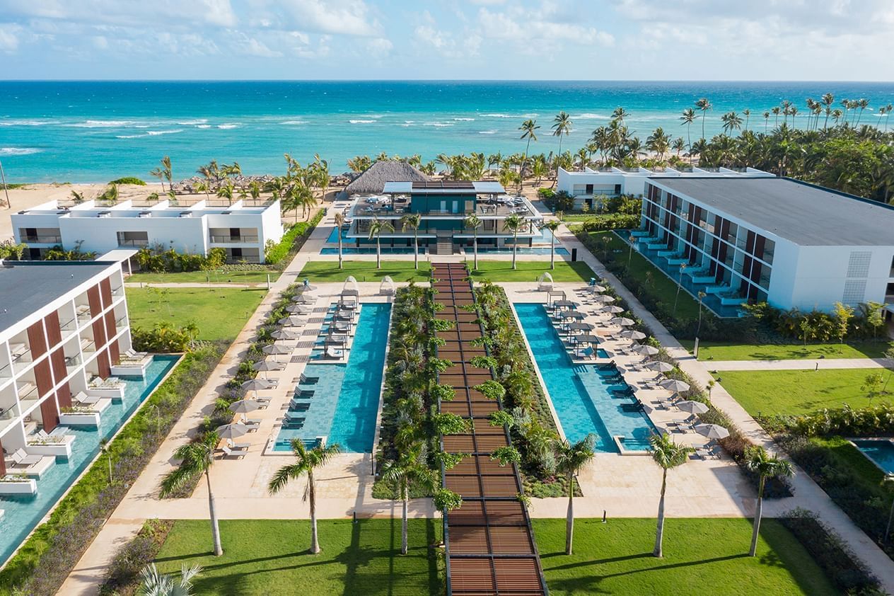 Vista aérea de la piscina al aire libre y el hotel en Live Aqua Resorts