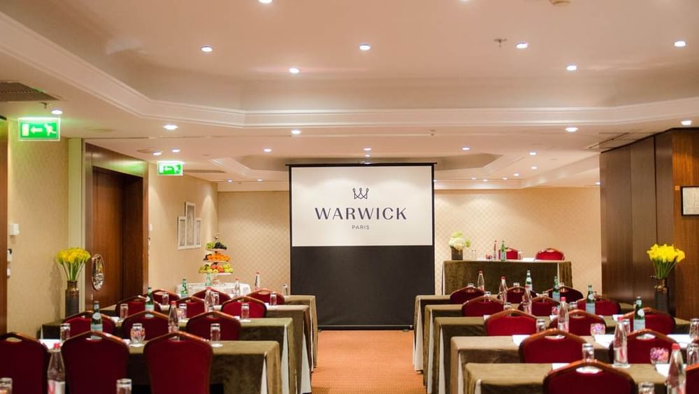 Aménagement de la salle de réception de type « salle de classe » chez M Monroe + J. Dean, au Warwick Paris Champs-Élysées