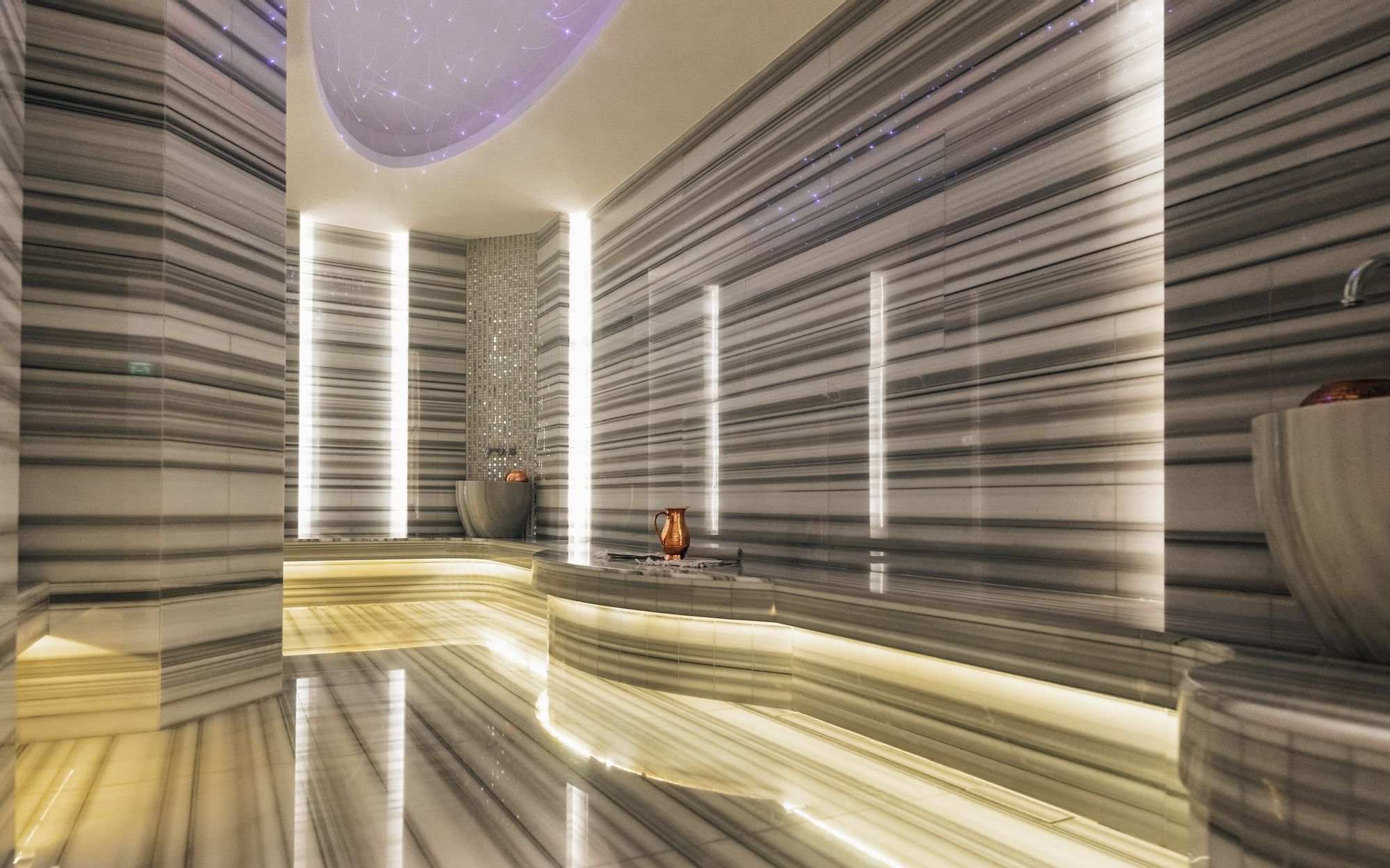 Relaxation area in Pause Spa with marble walls at Paramount Hotel Dubai