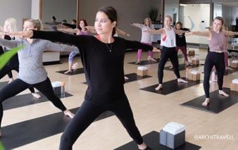 Collage du guide ultime pour un week-end de mariage mettant en scène les mariées à l'hôtel X Toronto