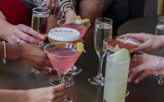 Collage du guide ultime pour un week-end de mariage mettant en scène les mariées à l'hôtel X Toronto