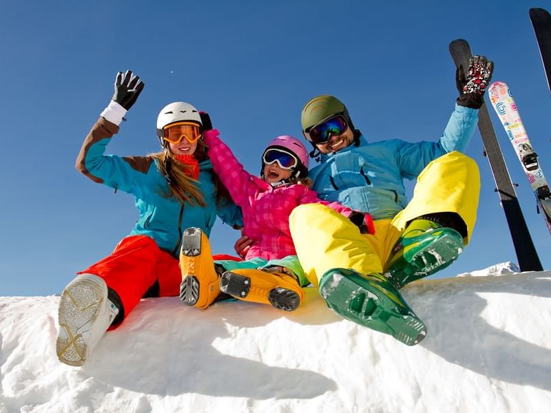 Ski family. Семья сноубордистов. Катание на горных лыжах. Горные лыжи и сноуборд. Горнолыжники и сноубордисты.