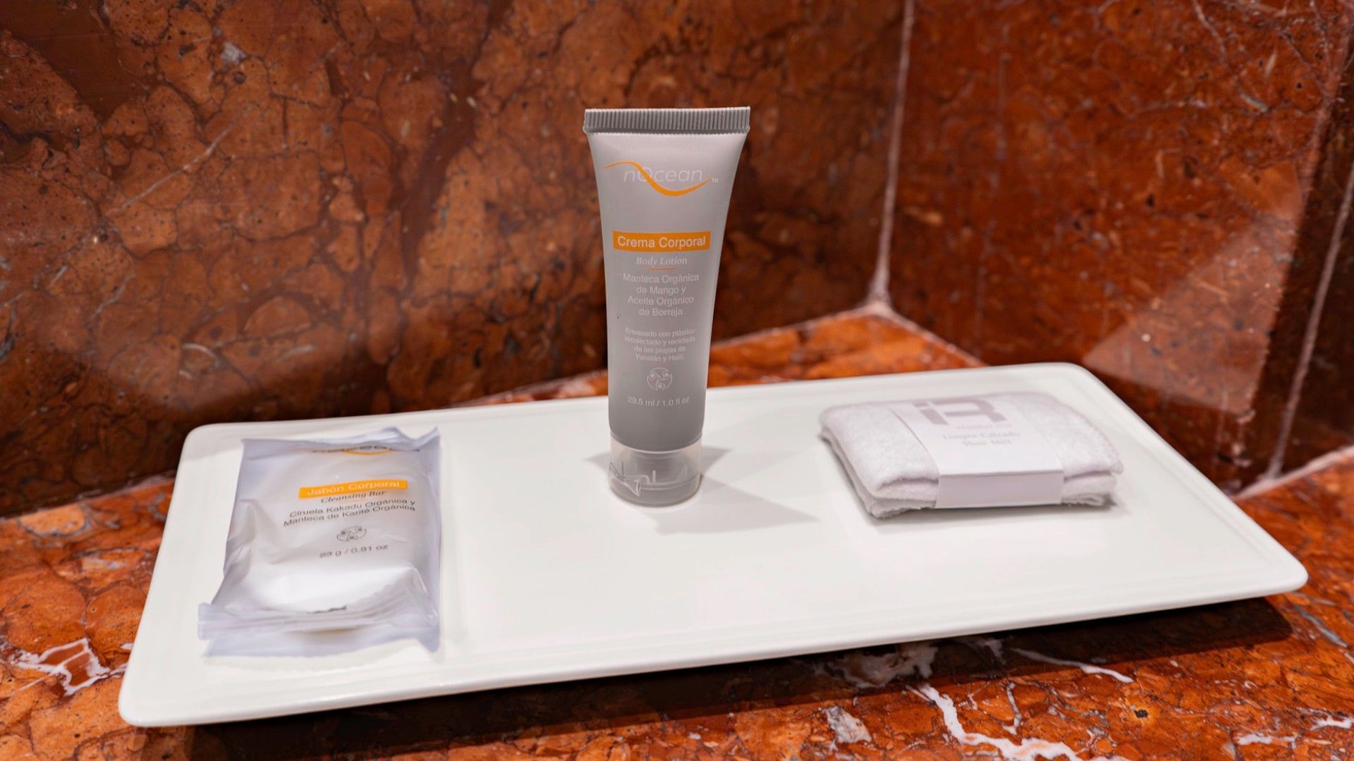 Jabón y crema de cortesía en habitación De Lujo King en Real Inn Perinorte, Tlalnepantla.