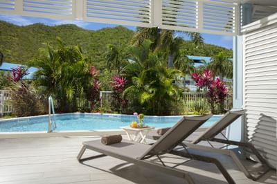 Deux chaises longues confortables au bord de la piscine à King Bed with Swim-Out Pool Access à Saint Martin Beach Resort & Spa