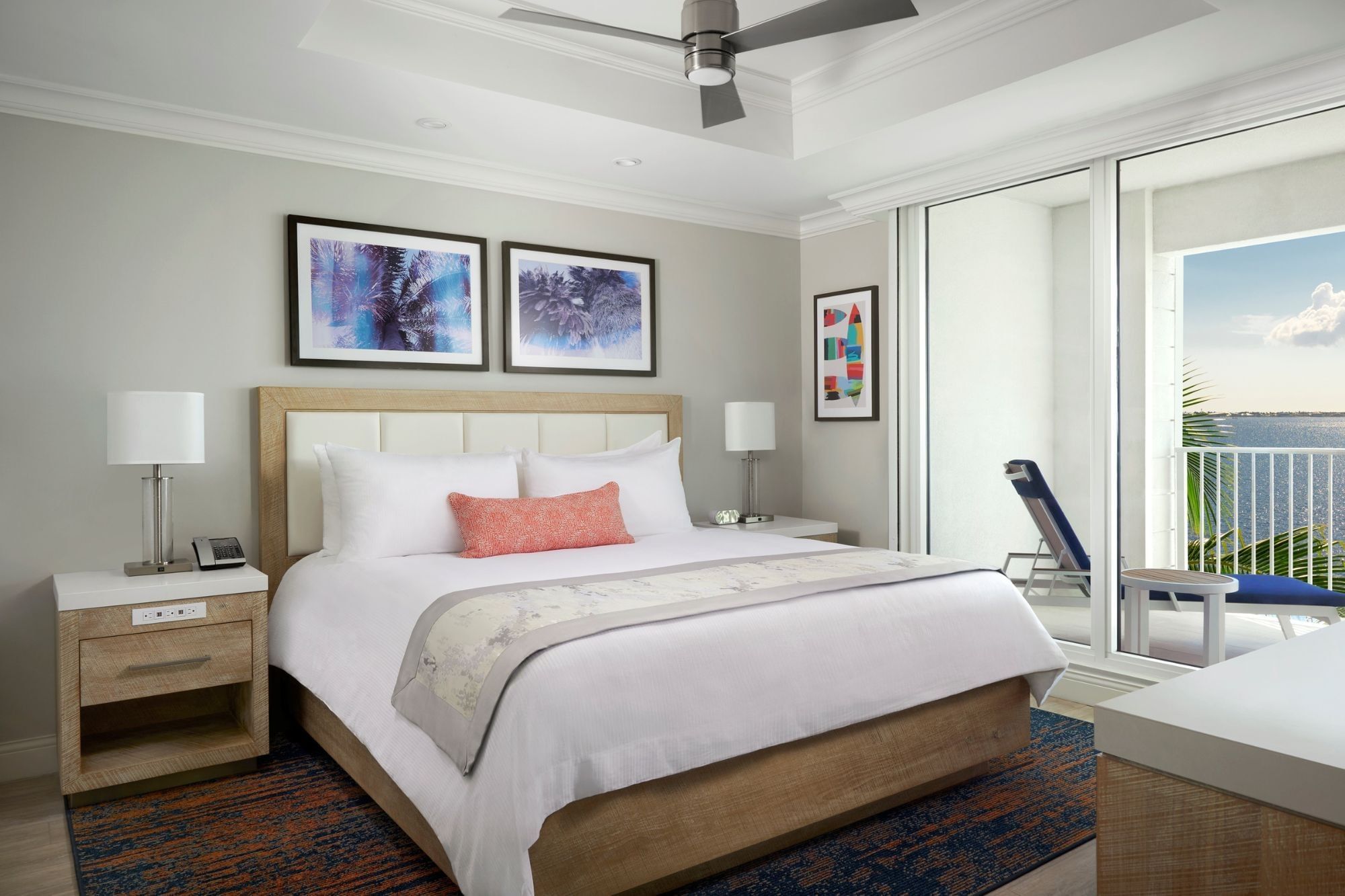 King bedroom with a balcony