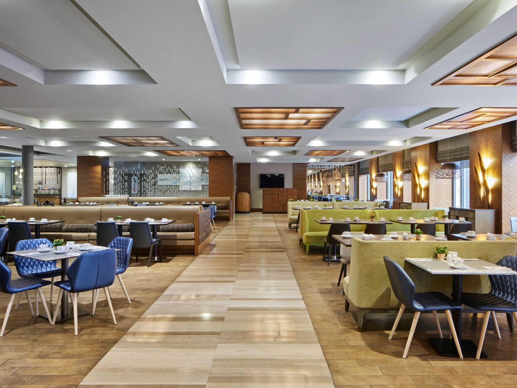 Modernes Restaurant mit vielen Sitzplätzen und hoher, dekorierter Decke – Titanic Chaussee Berlin.