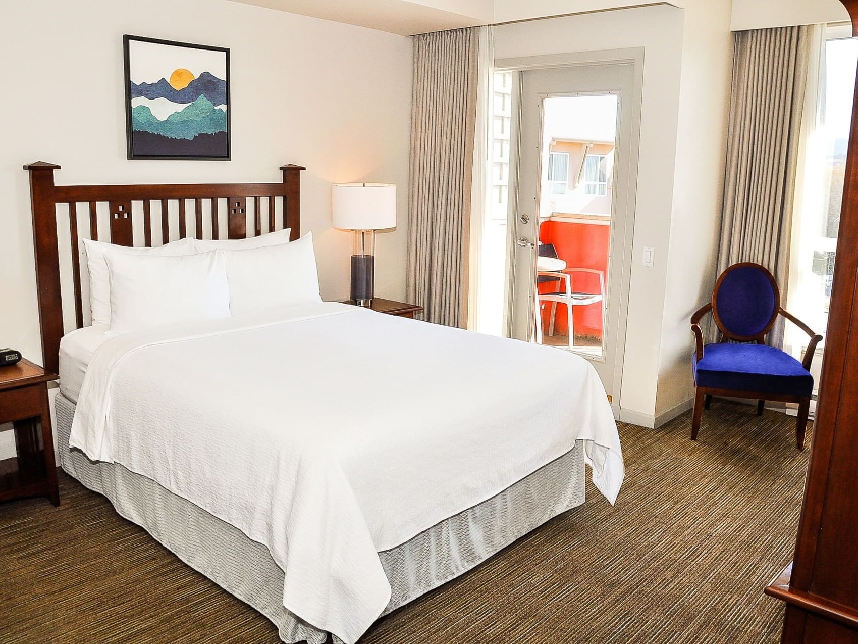 Accessible Room with one bed at Manteo Resort