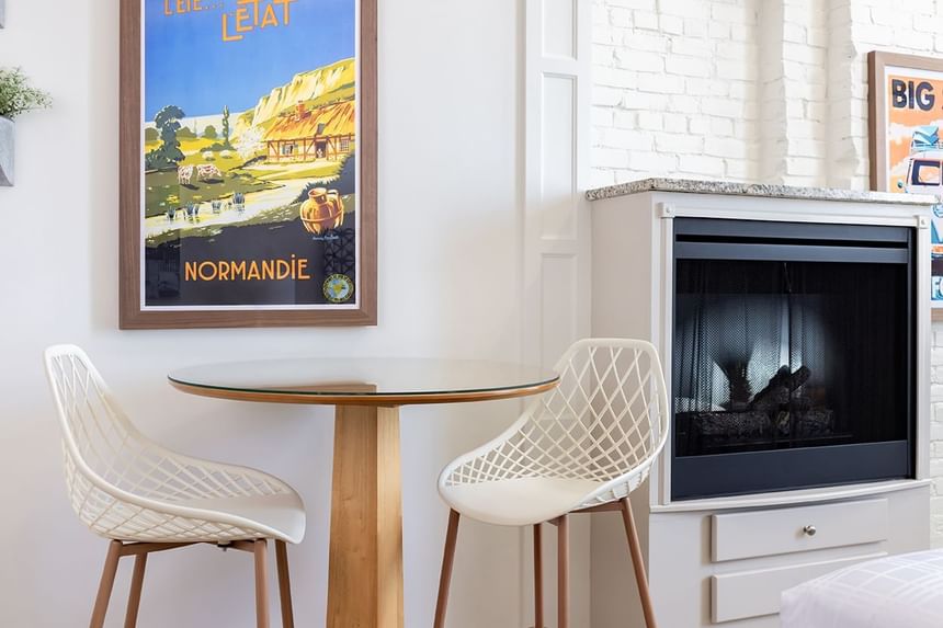 Sitting area with fireplace in Superior Loft at Retro Suites Hotel