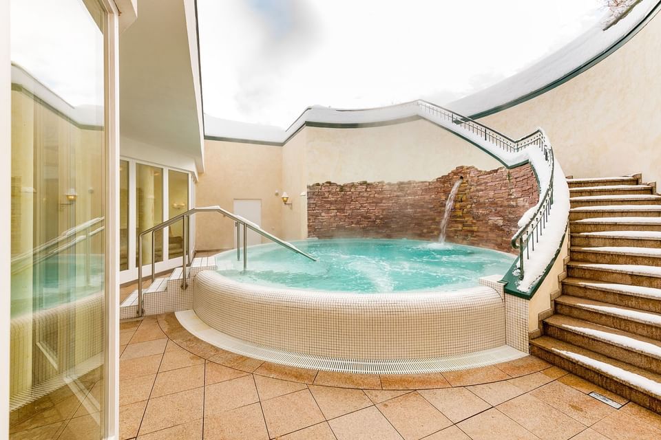 Außenwhirlpool Wellnesshotel ...liebes Rot-Flüh im Tannheimer Tal in Tirol, Österreich in Grän
