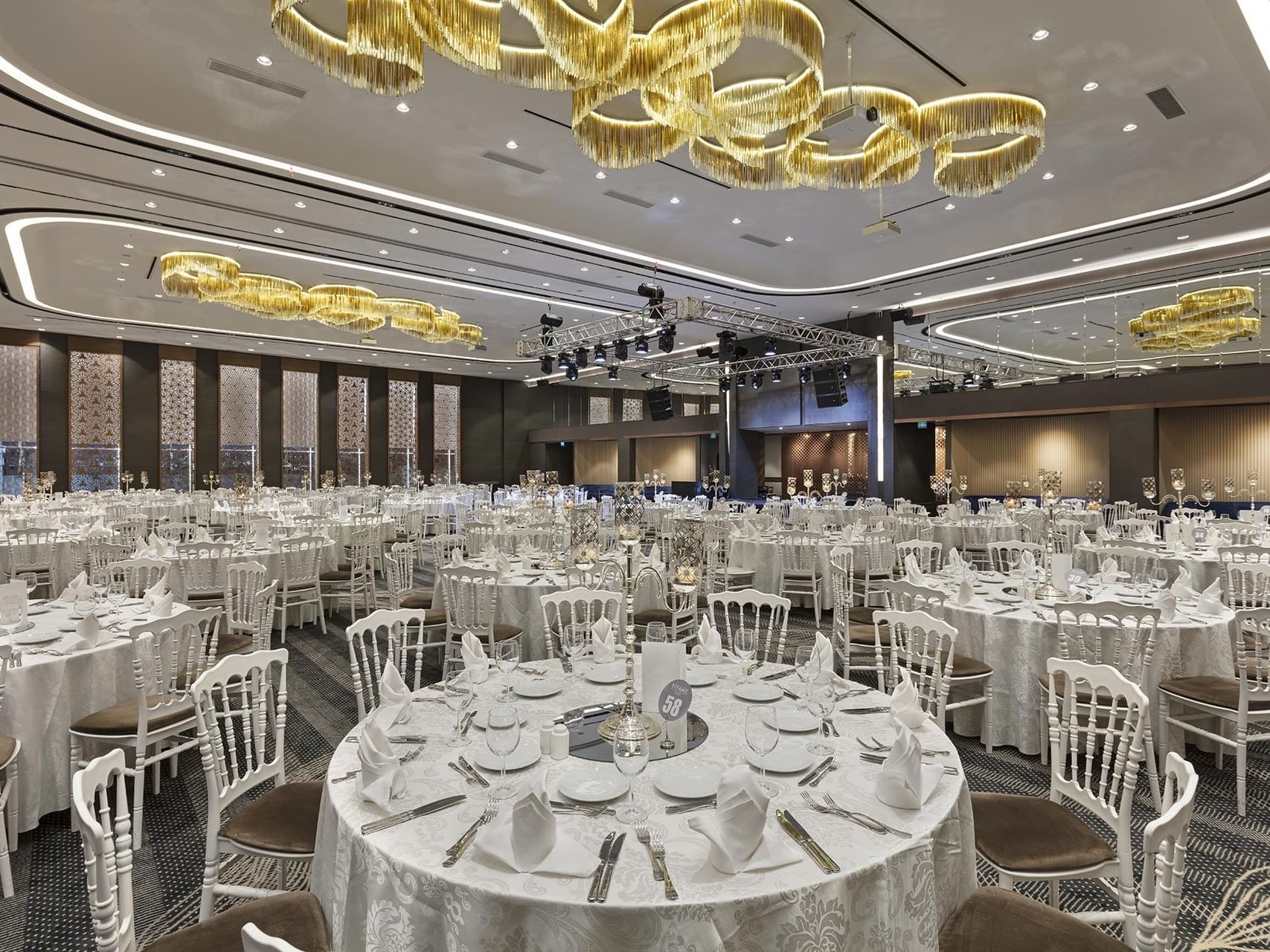 Titanic Business Kartal’daki Karina Balo Salonu’nda bir etkinlik için düzenlenmiş ziyafet masaları.