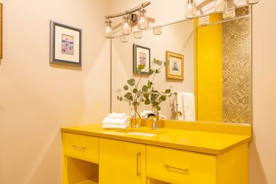 Bathroom vanity with mirror & towels in King Premiere Pop at Retro Suites Hotel