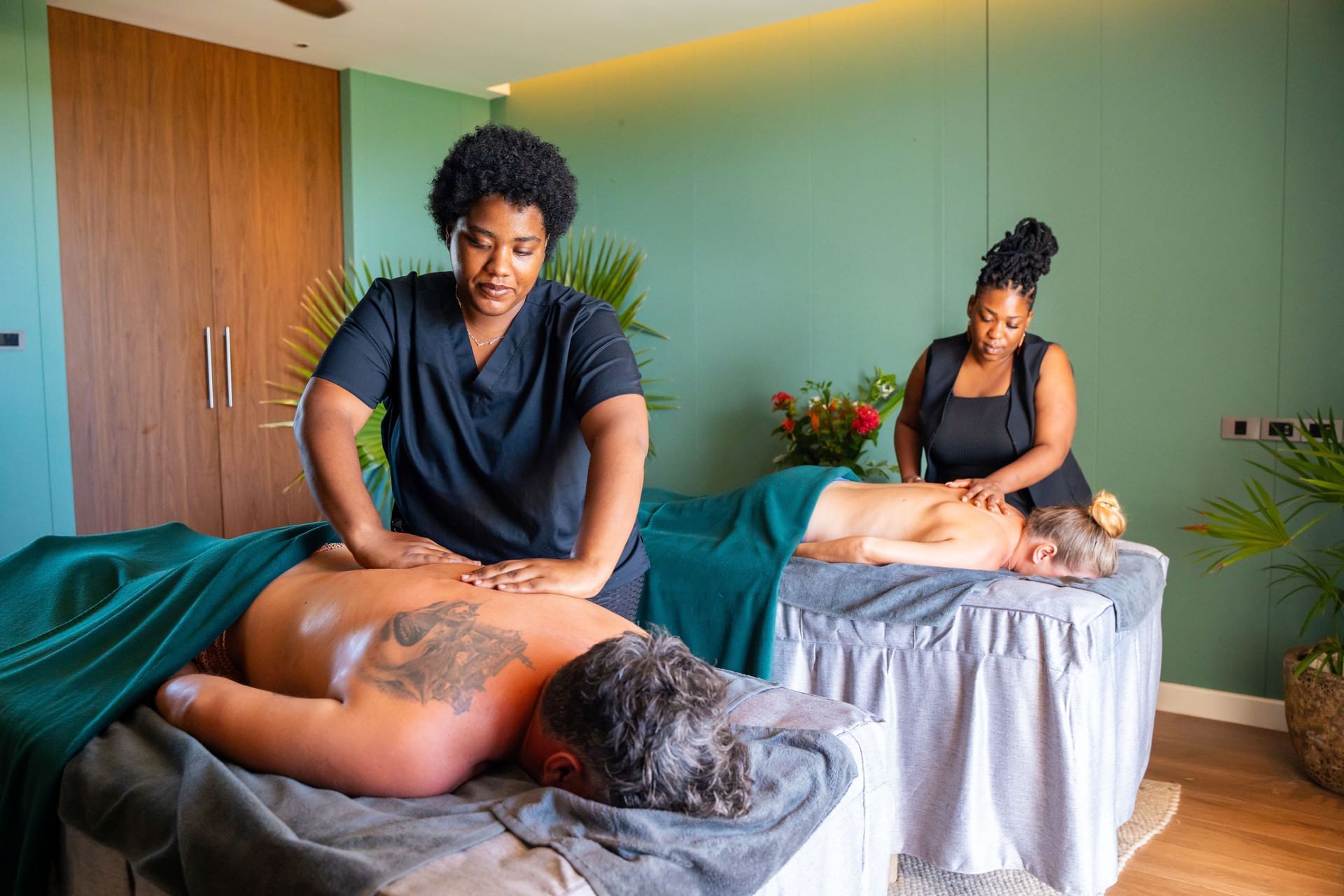 Twee personen krijgen een massage in The Rock Spa bij Golden Rock Resort