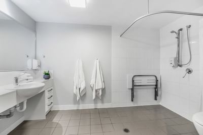Studio Accessible | Bathroom | Serviced Apartments Brisbane | Es