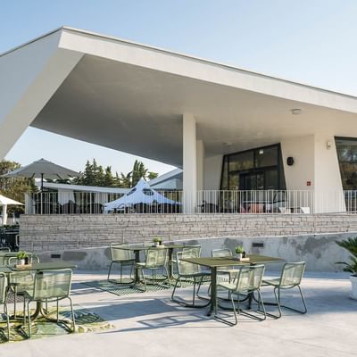 Restaurant Amore with chairs under a geometric concrete canopy at Falkensteiner Premium Camping Zadar