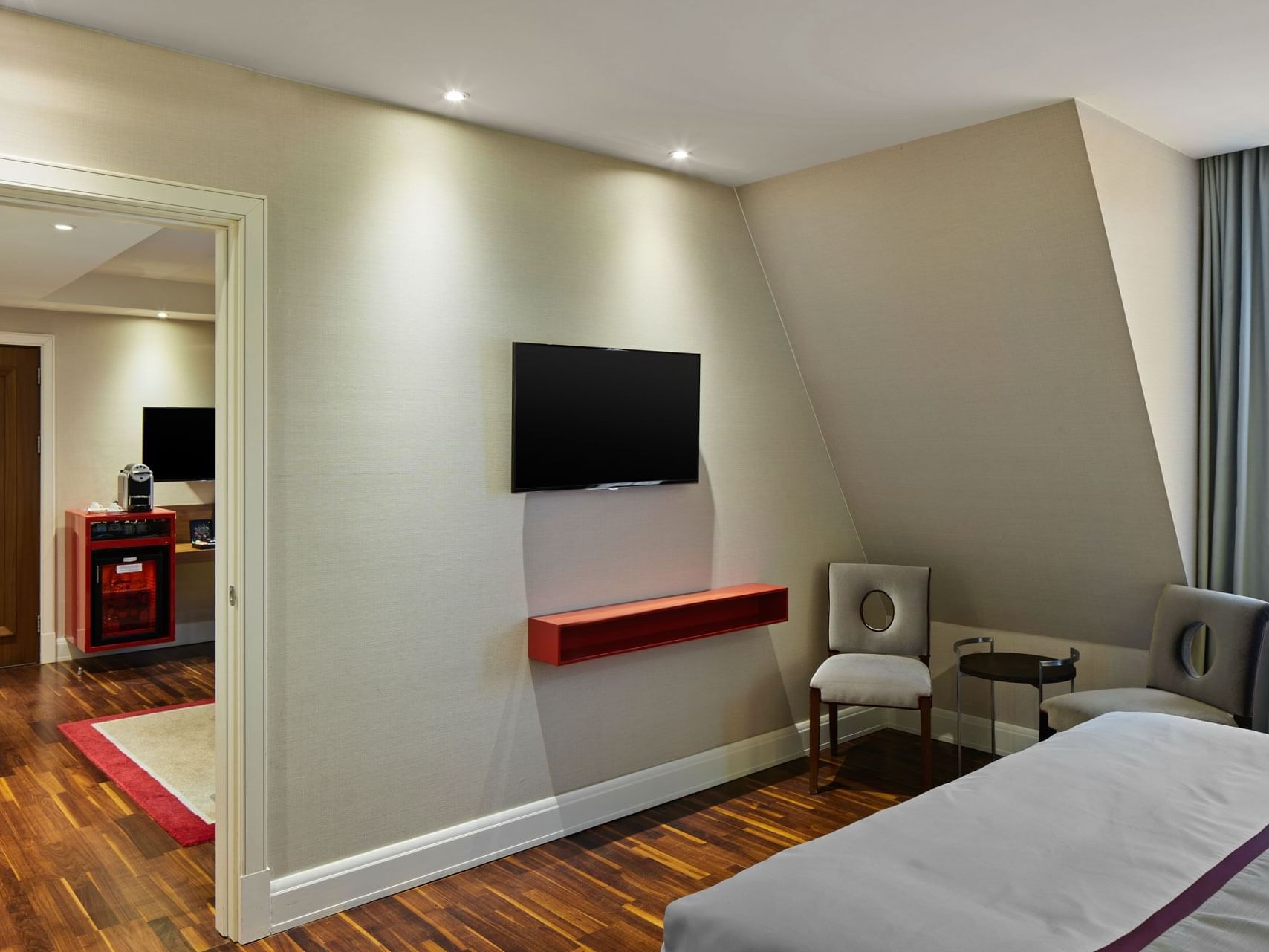 Separater Wohn- und TV-Bereich in der Titanic Suite des Titanic Gendarmenmarkt Berlin
