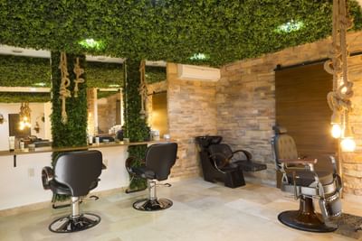 Beauty Parlor with chairs and mirrors at Playa Los Arcos
