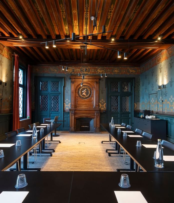 U-shaped table arrangement with a classic & vintage atmosphere at Oceania Hotels