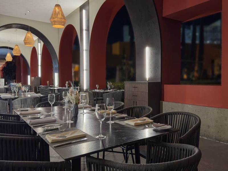 Elegant dining area with archways and modern lighting in La Distral Querétaro at Grand Fiesta Americana