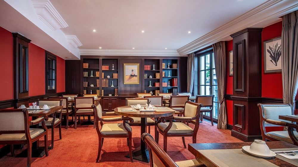 La salle de réception « Salon Grand-Place », élégamment aménagée avec des tables et des chaises, au Warwick Grand-Place Brussels.