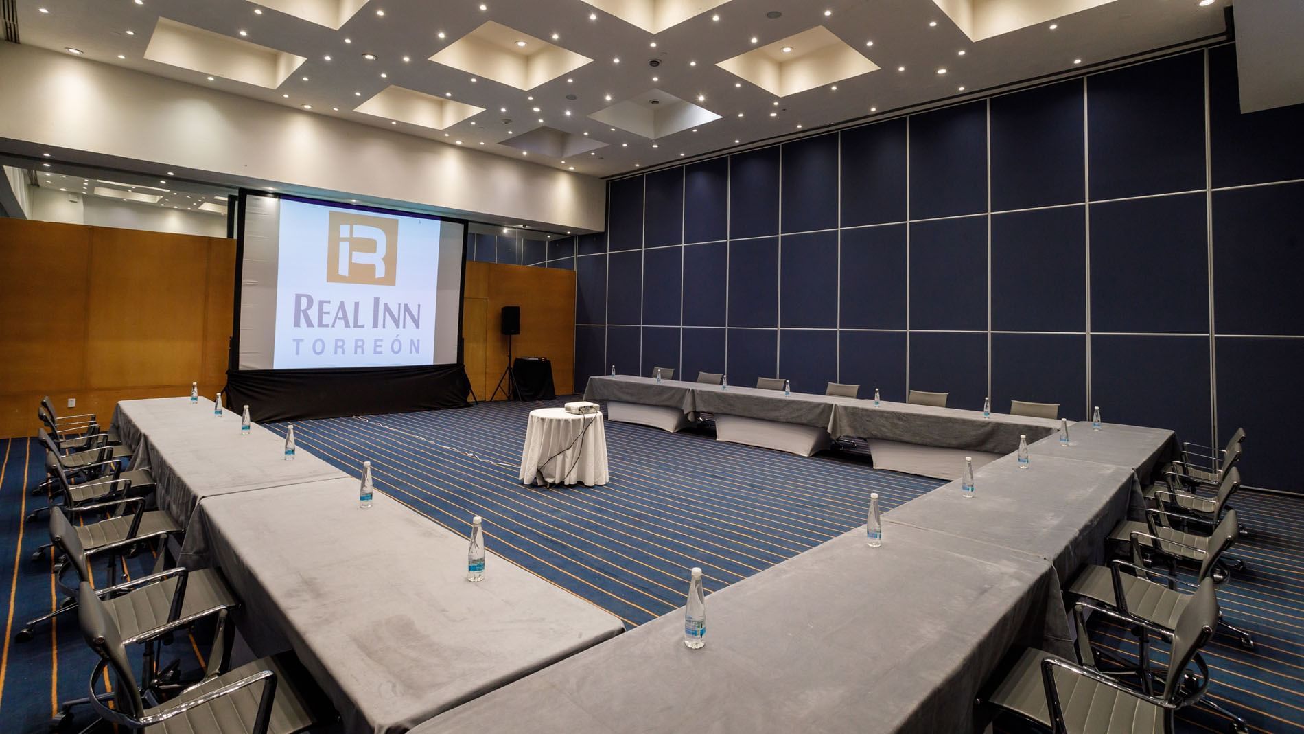 Sala de eventos Chicago en Real Inn Torreón, Torreón, con mesas y sillas.