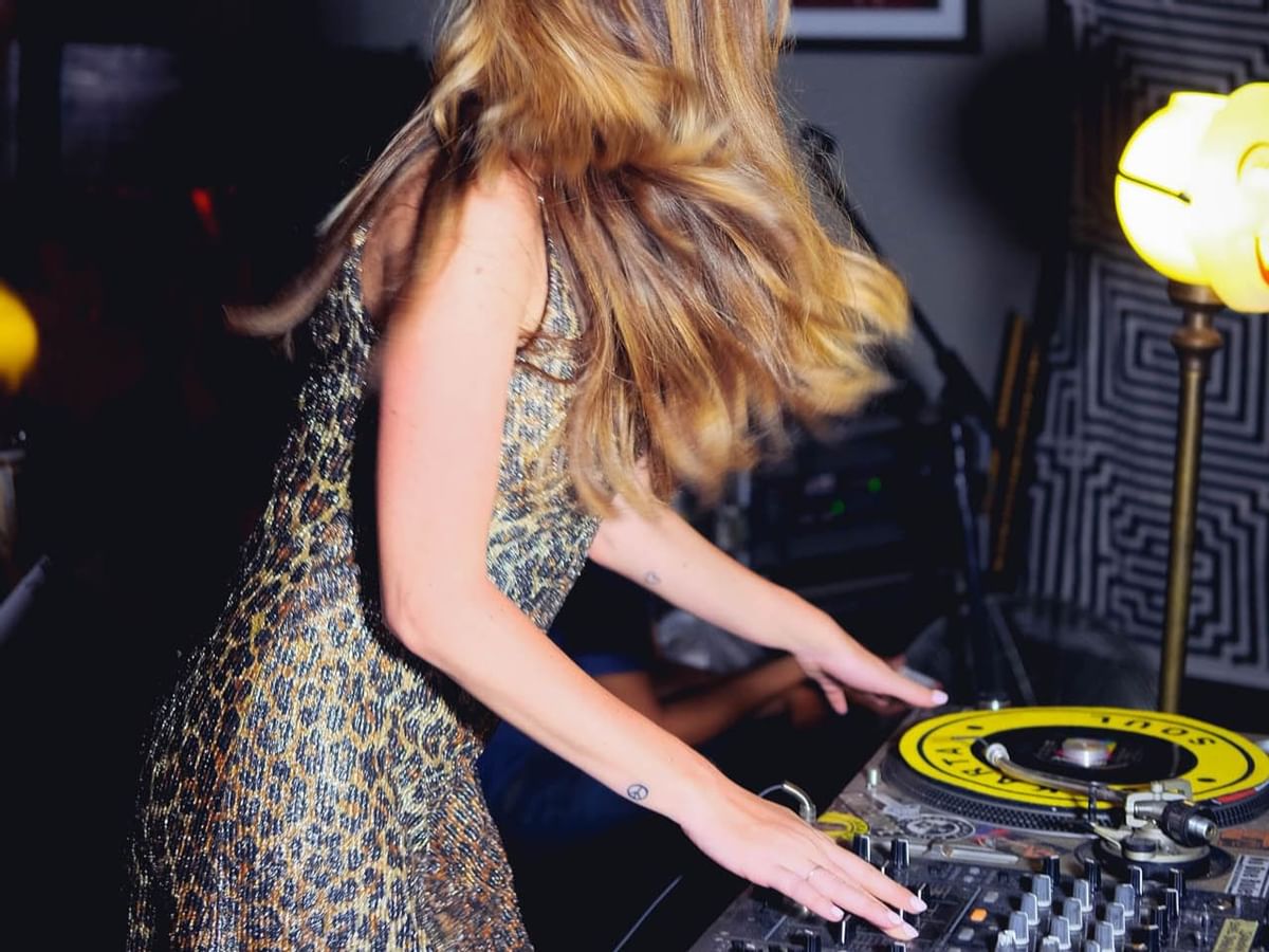 Una chica con el DJ en Almanac Barcelona