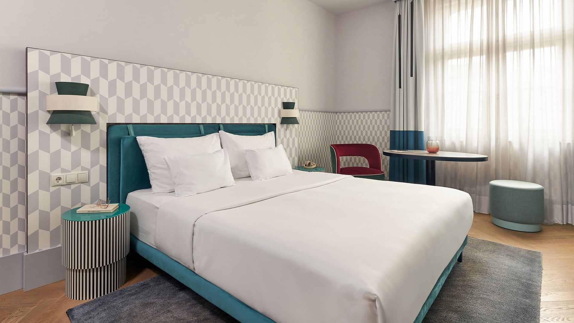 Elegantní Superior Room s manželskou postelí v Falkensteiner Hotel Prague.