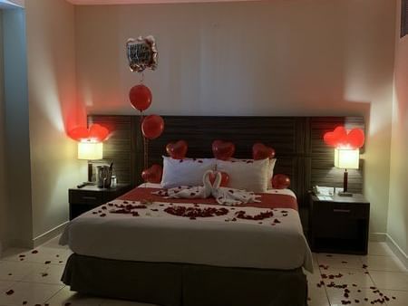 Cama cubierta de rosas