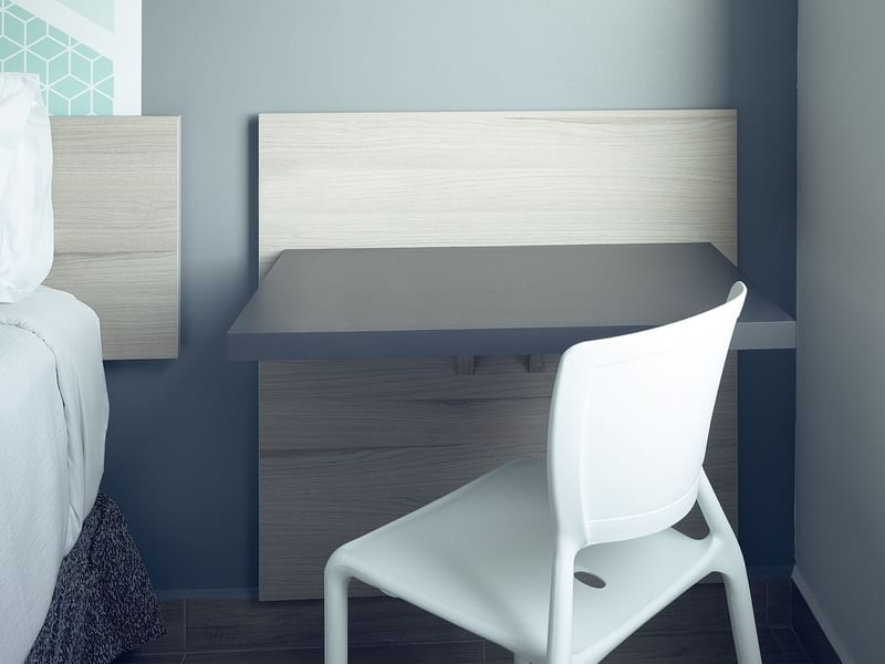 Sillón con escritorio en habitación Superior de One Hotels