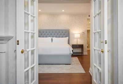 King bed in Presidential Suite, 1 floor at Chateau Vaudreuil